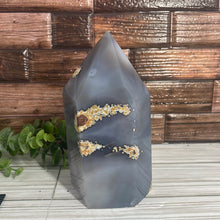 Load image into Gallery viewer, Druzy Agate Tower