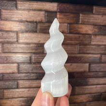 Load image into Gallery viewer, Selenite Horn Small