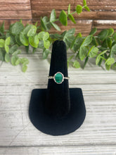 Load image into Gallery viewer, Malachite SZ 7 Hammered Sterling Silver Ring